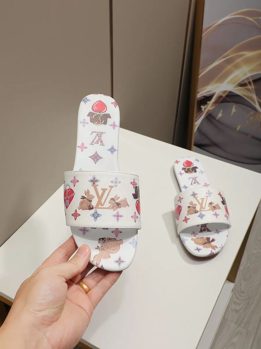 👟👟Ex-factory price 320👟👟 LV’s new flat-low flip-flops, 5D printed jade rabbit pattern, cowhide surface and sheepskin lining, genuine leather bottom imported from Italy, size 35-41